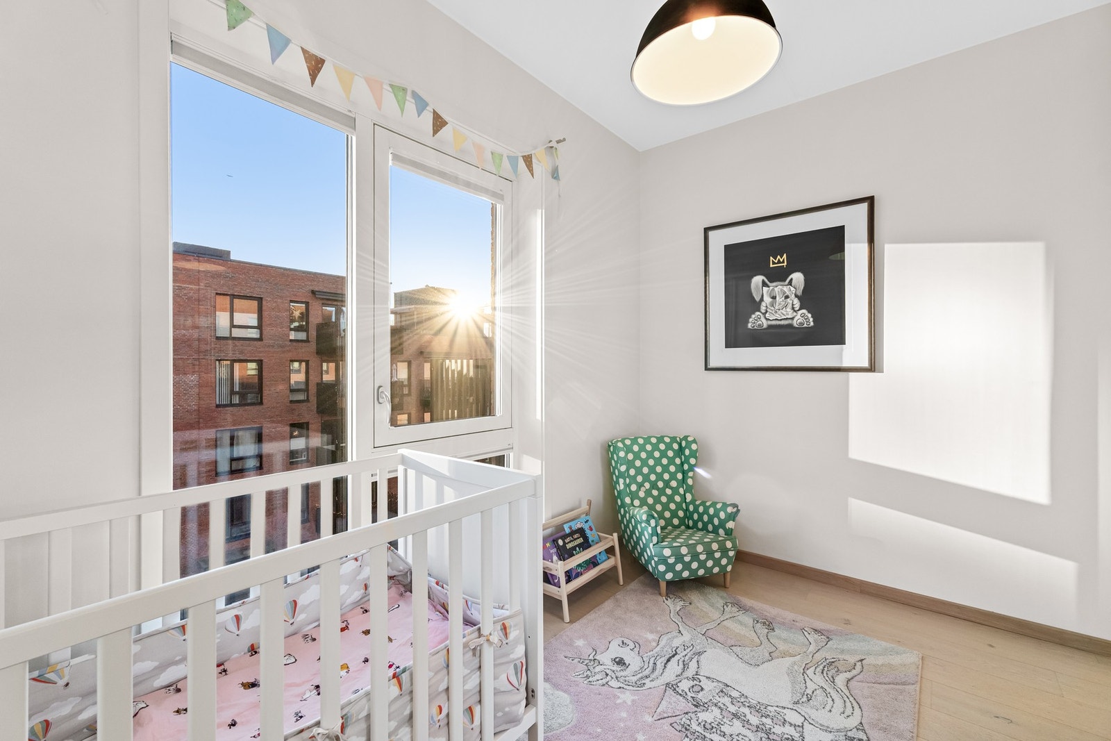 Rommet har plass til dobbeltseng, skrivebord og garderobe Galleribilde