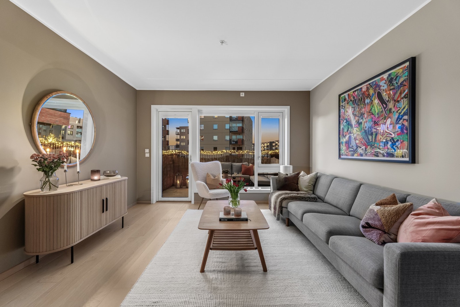 Det er plass til stor sofaløsning med tilhørende stuebord og medieløsning på vegg ovenfor Galleribilde