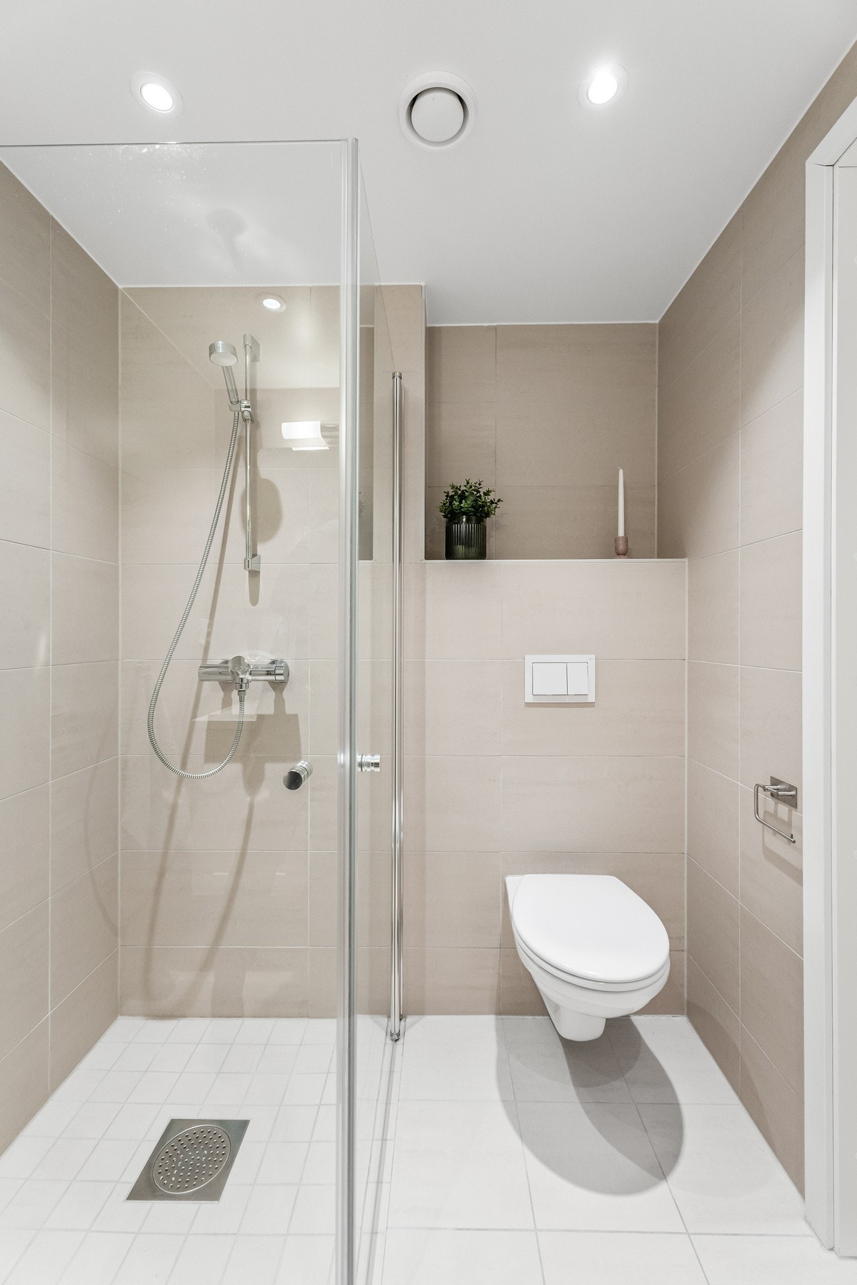 Dusjhjørne med foldbare glassdører og pyntehjørne over sisterne Galleribilde