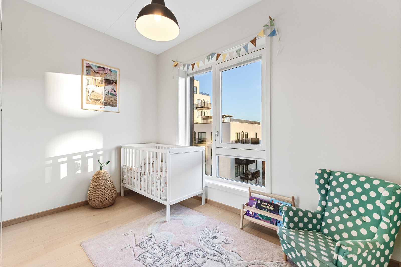 Soverom 2 på ca 8,5 m² med glatte malte veggflater og god romfølelse Galleribilde