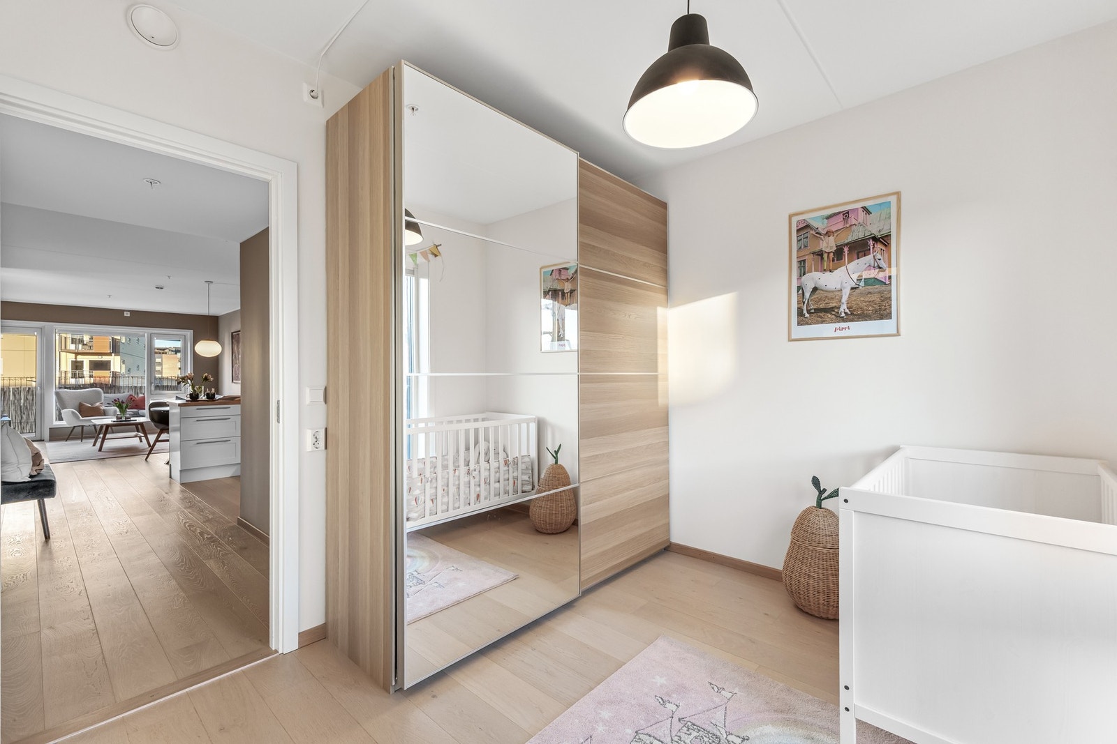 Skyvedørsgarderobe medfølger Galleribilde