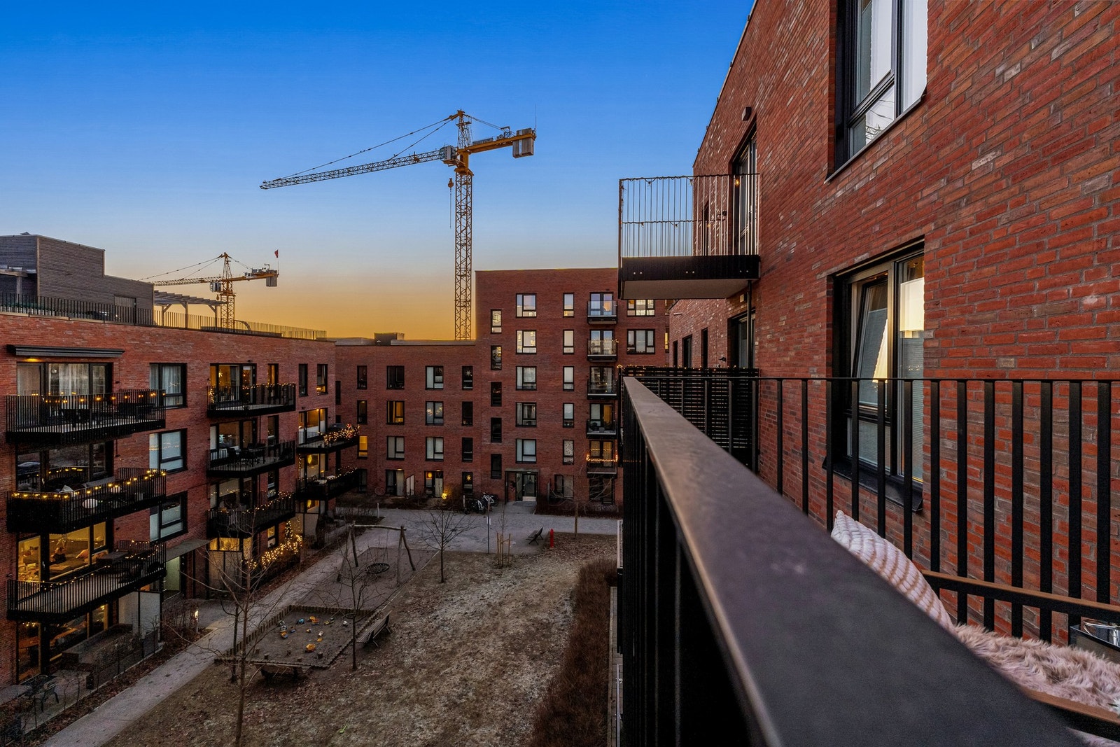 Her kan ungene leke nedenfor og du kan holde øye med dem Galleribilde