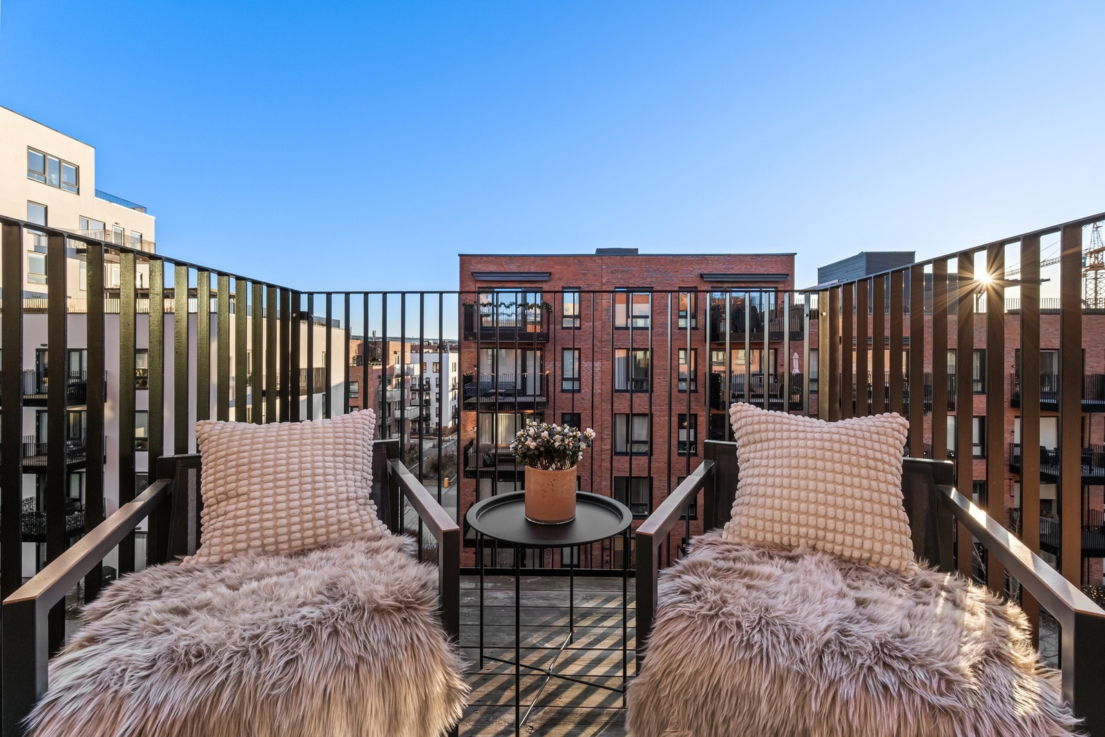 Sydøstvendt balkong på 4,62 m² med plass til sofahjørne og bord eller stoler som forevist Galleribilde