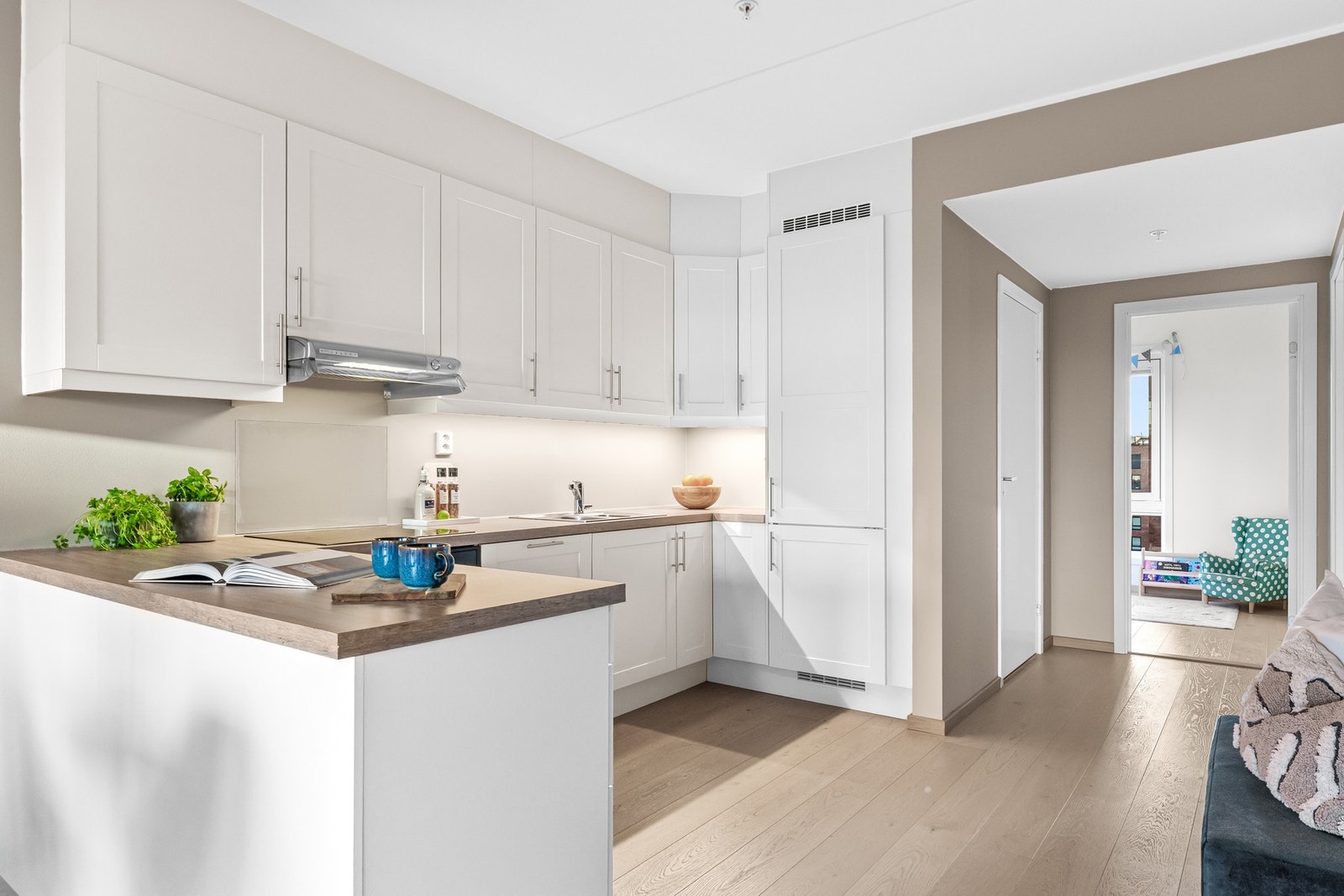 Med halvøy ut i rommet får du både en sosial men også praktisk utforming på kjøkkenet Galleribilde