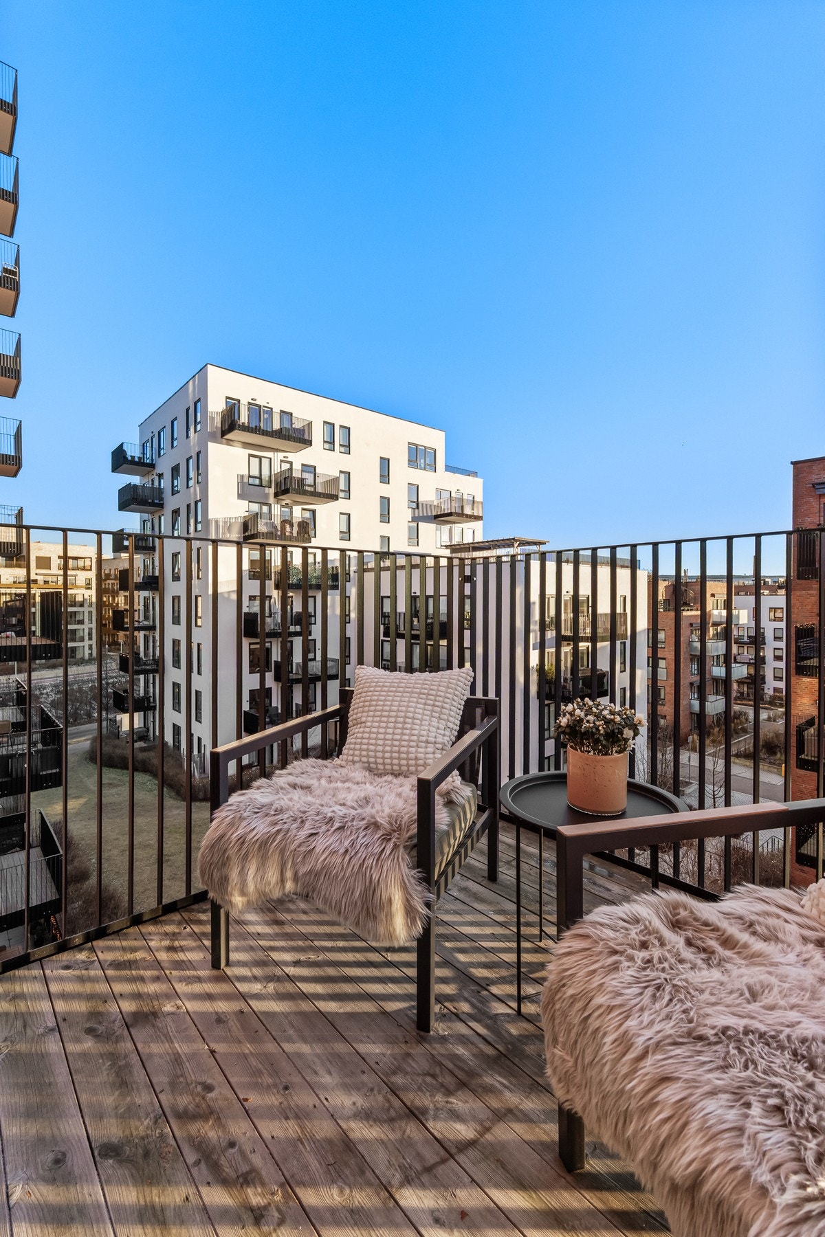 Her nyter du luftig og fin utsikt mot flott bebyggelse og grønne fellesarealer Galleribilde