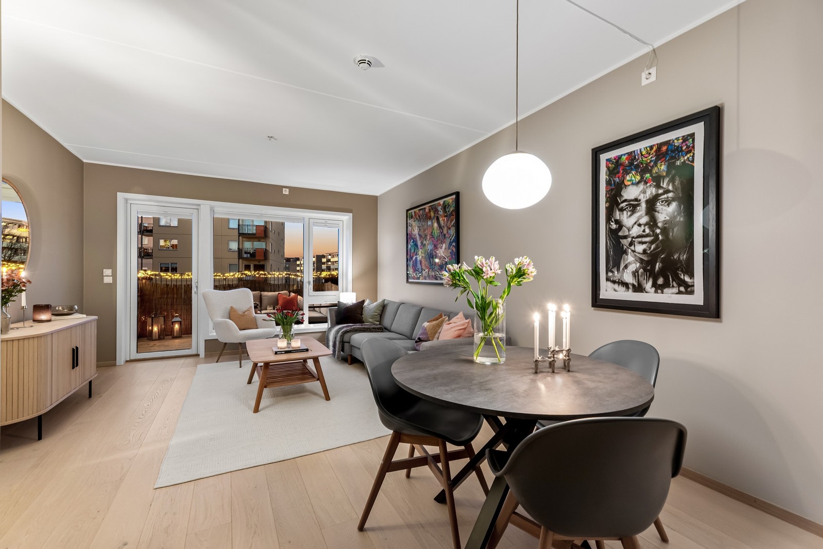 Stuen er like innbydende på kveldstid som på dagtid Galleribilde