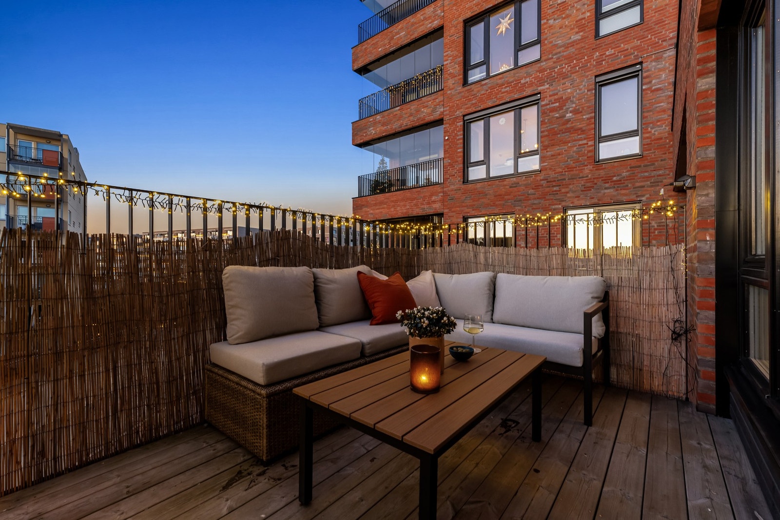 Nordvestvendt balkong målt til 7,3 m² med plass til loungegruppe, bord og grill. Galleribilde