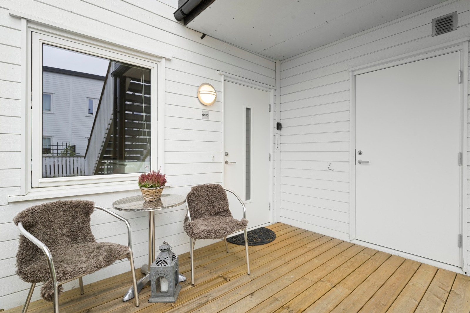 Hyggelige uteplasser mot både øst og vest. God lagring i bod til høyre. Galleribilde