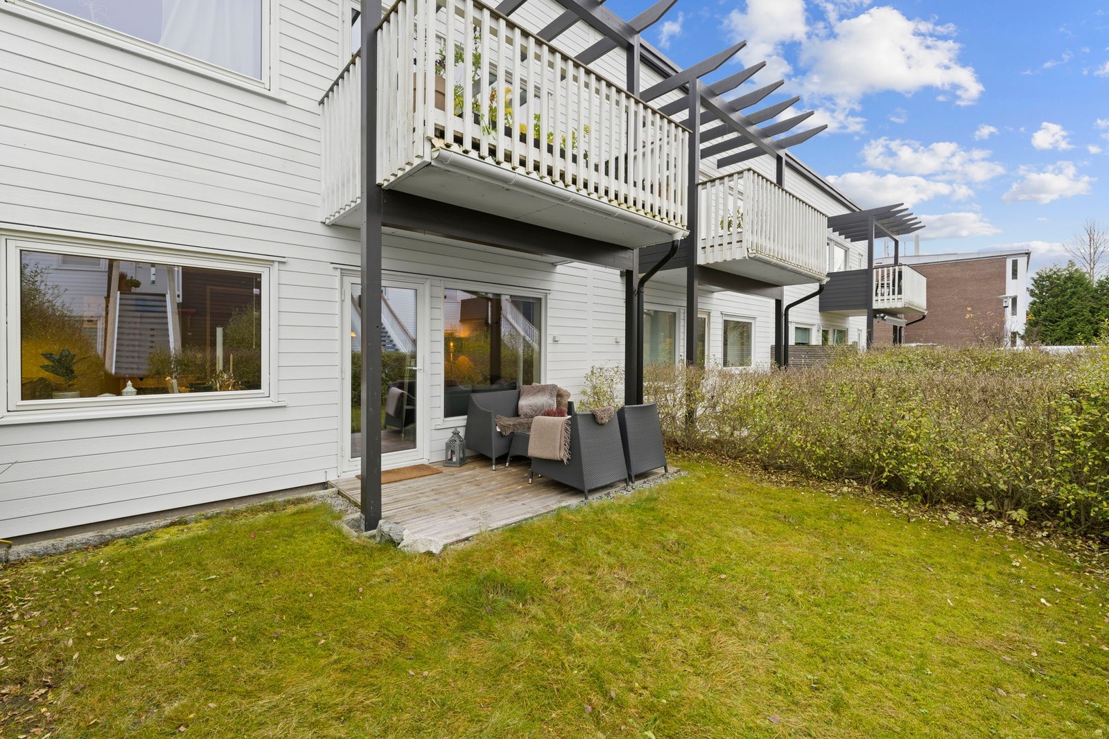 Privat hageflekk perfekt for lek, husdyr, dyrking eller avslapping. Galleribilde