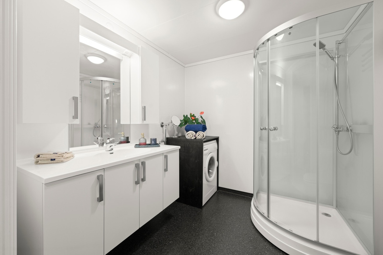 Lyst og pent bad med gulvvarme. Galleribilde