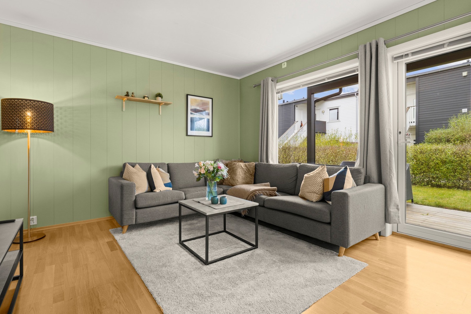 Romslig stue med store vindusflater og naturlig lysinnslipp. Galleribilde