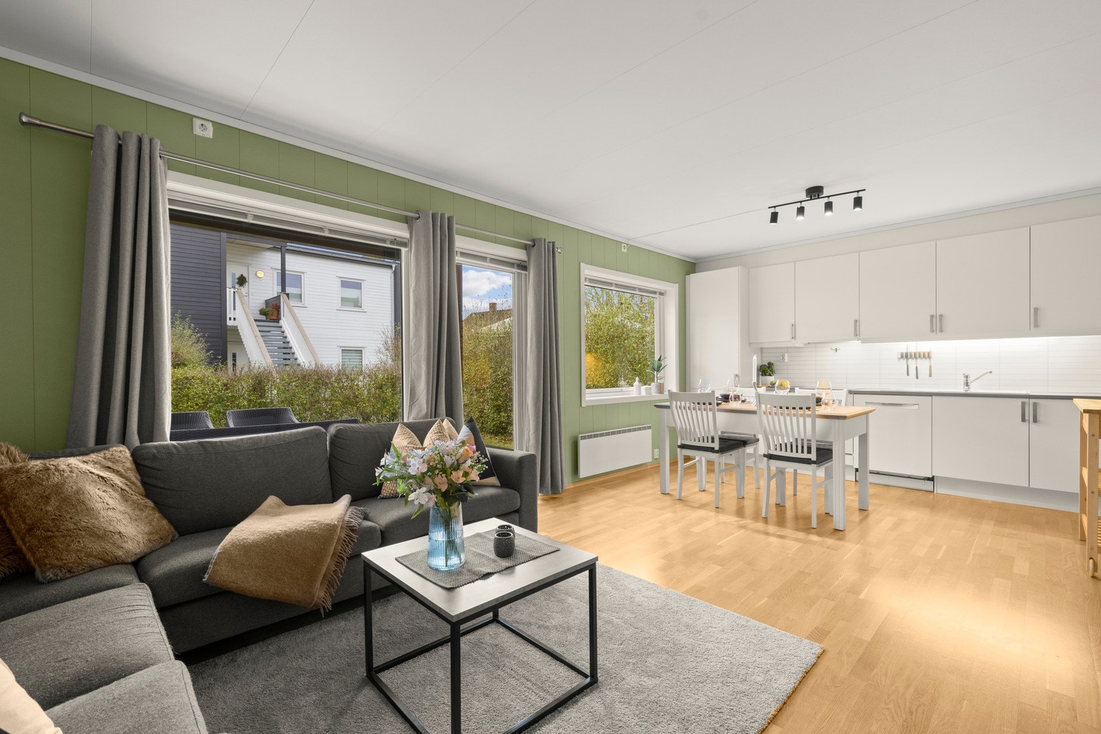 Utgang til markterrasse og hage mot vest. Galleribilde