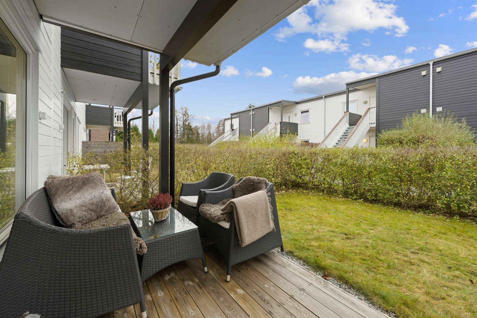 Solrik terrasse, praktisk overbygget. Galleribilde