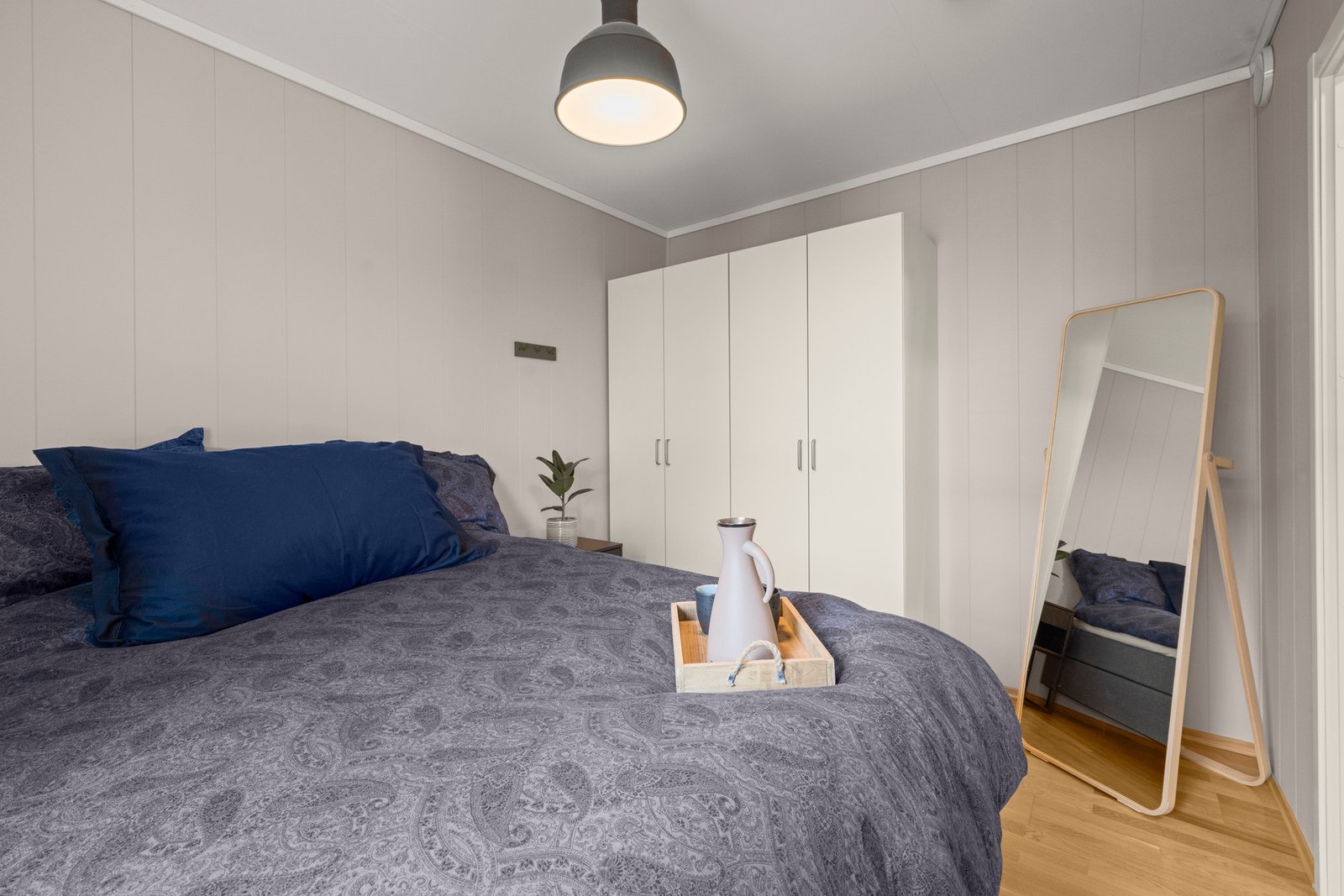 Hovedsoverom med praktisk garderobeløsning. Galleribilde