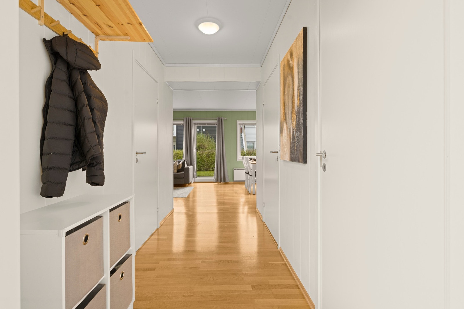 Innbydende entré med plass til sko og yttertøy. Galleribilde