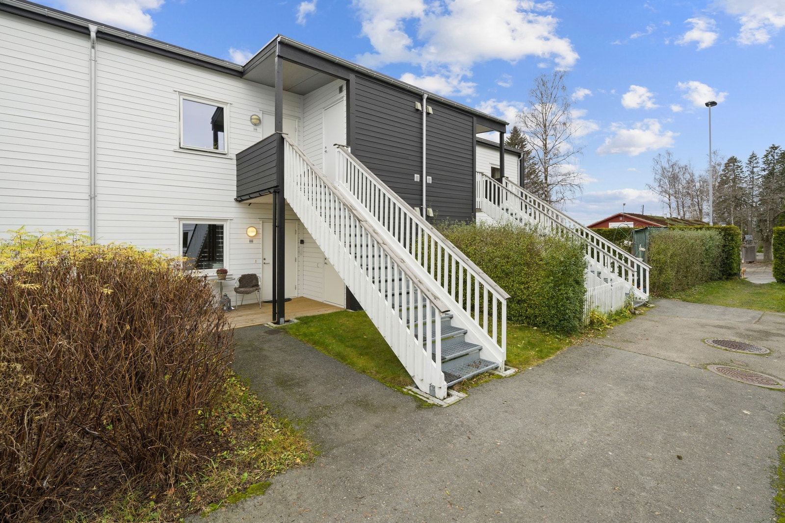 En moderne leilighet med uteplass og hage mot vest. Galleribilde