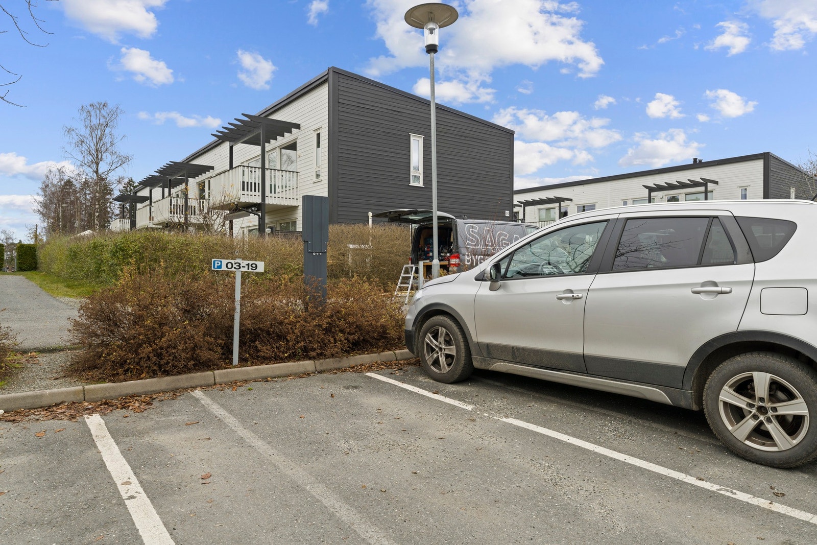 Parkering rett utenfor inngangsdøren. Mulighet for å etablere elbil lader. Galleribilde