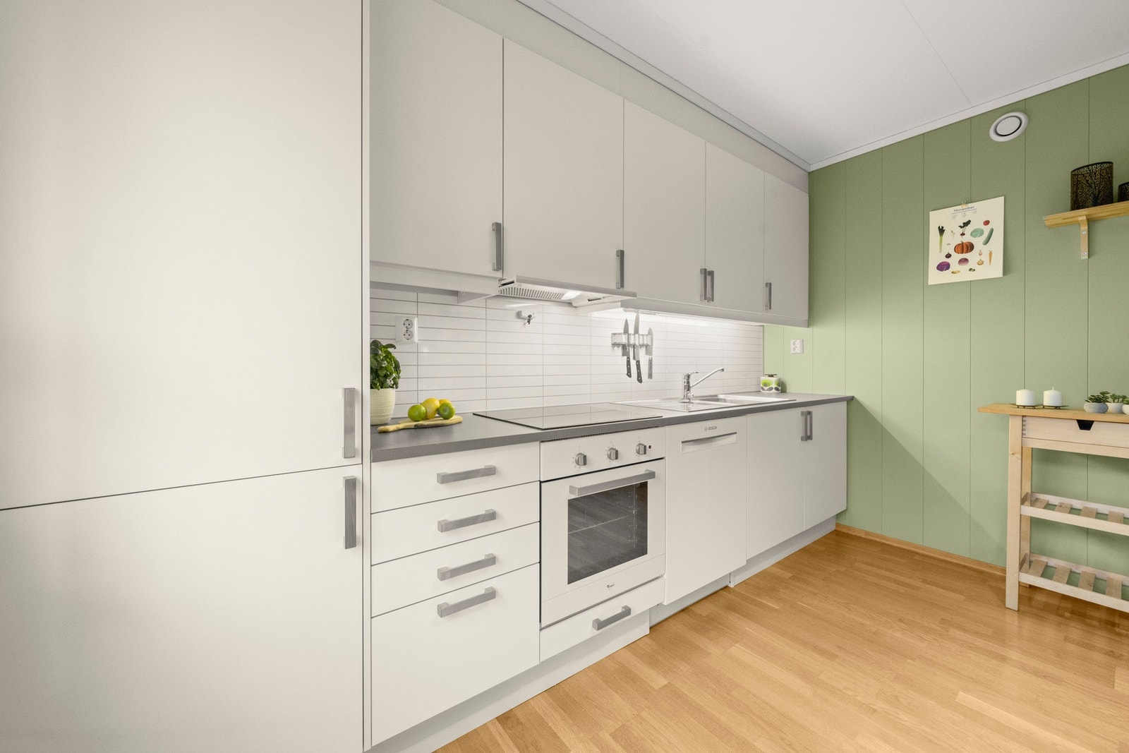 Fullt utstyrt med komfyr, platetopp, oppvaskmaskin og integrert kjøl/frys. Galleribilde