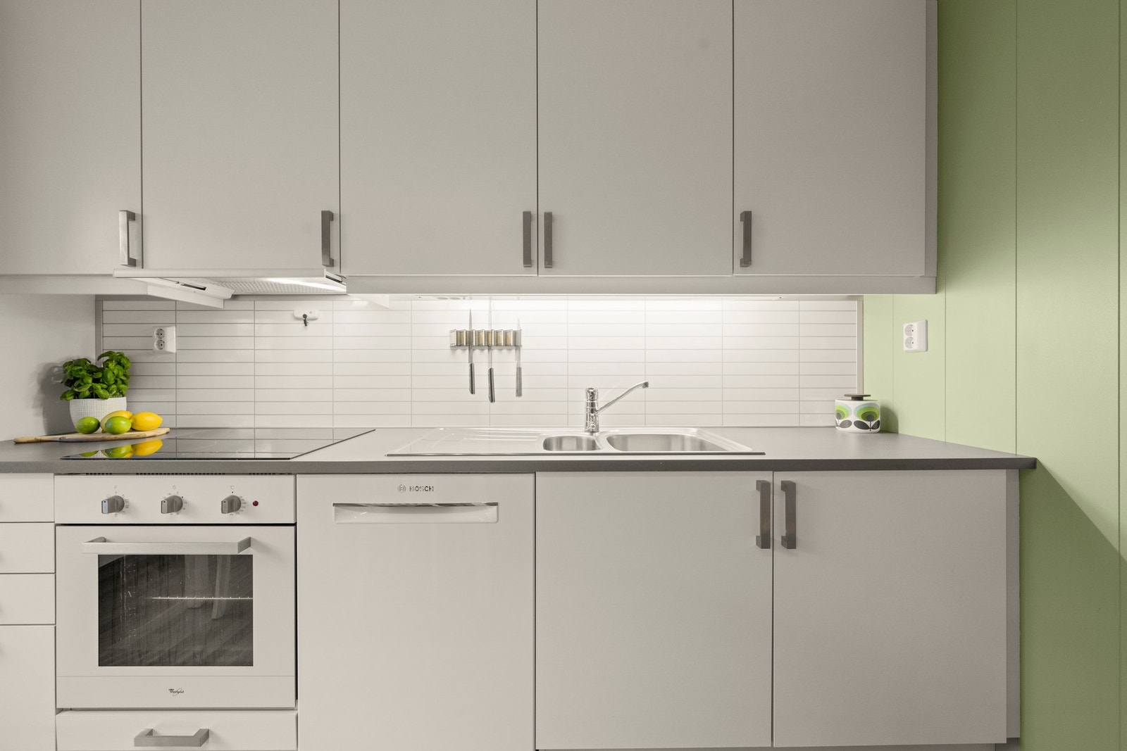 Kjøkken med god skap- og benkeplass. Galleribilde