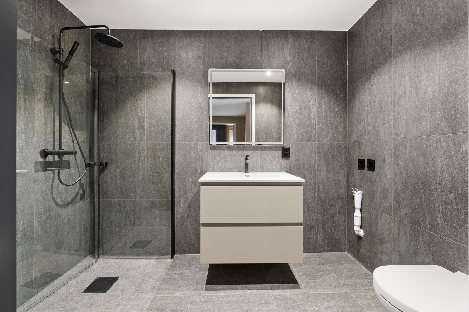 Lekkert flislagt bad med adkomst fra entre. Opplegg for vask/tørk-søyle. Galleribilde