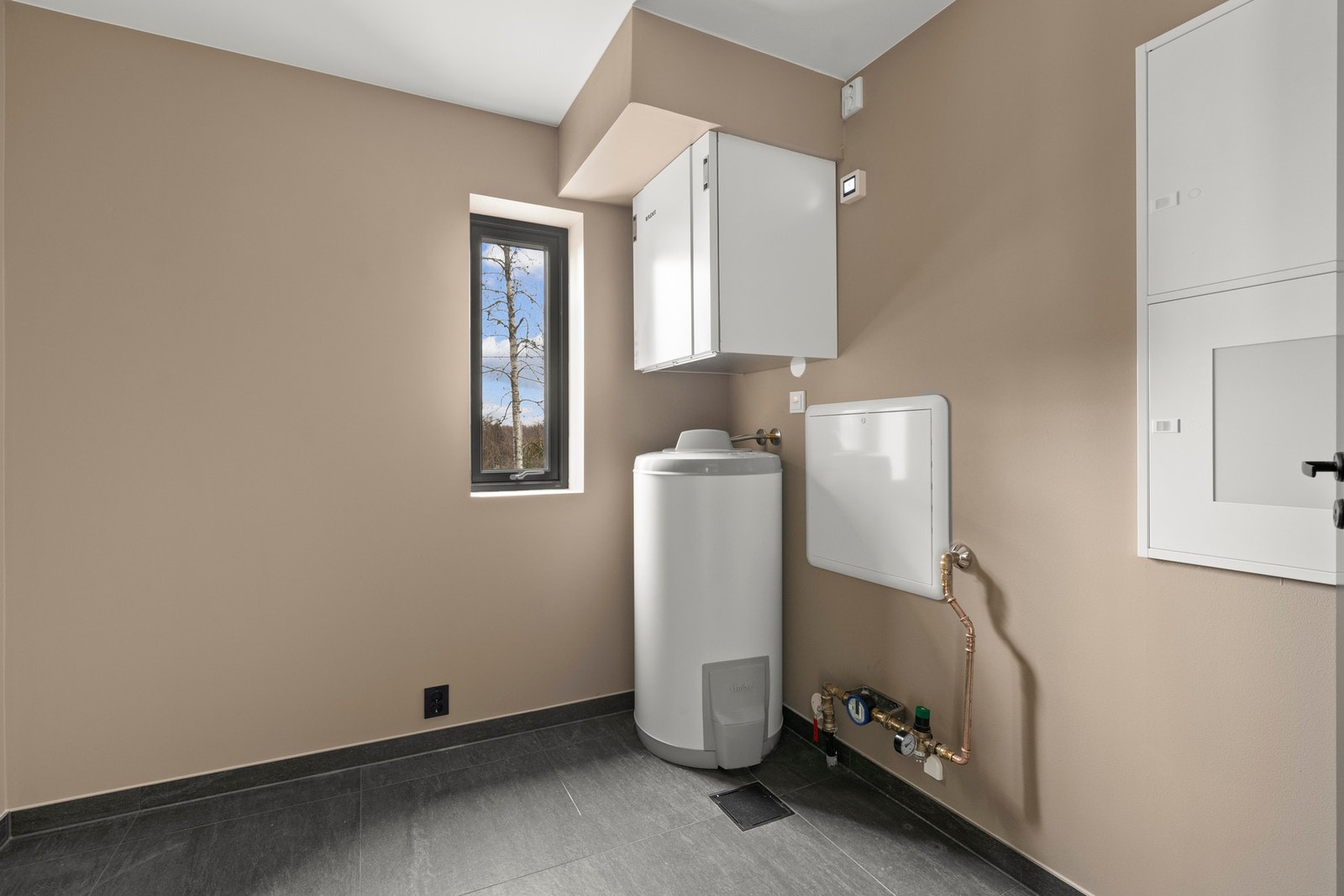 Praktisk bod/teknisk rom. Kan innredes med garderobe og oppbevaringsløsninger som avlaster entreen. Galleribilde