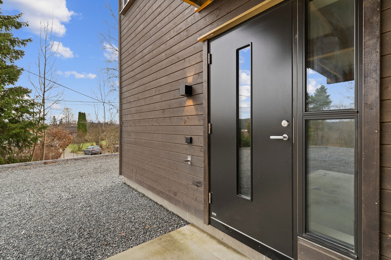 Velkommen inn! Praktisk overbygget, med adkomst under tak fra carport. Galleribilde