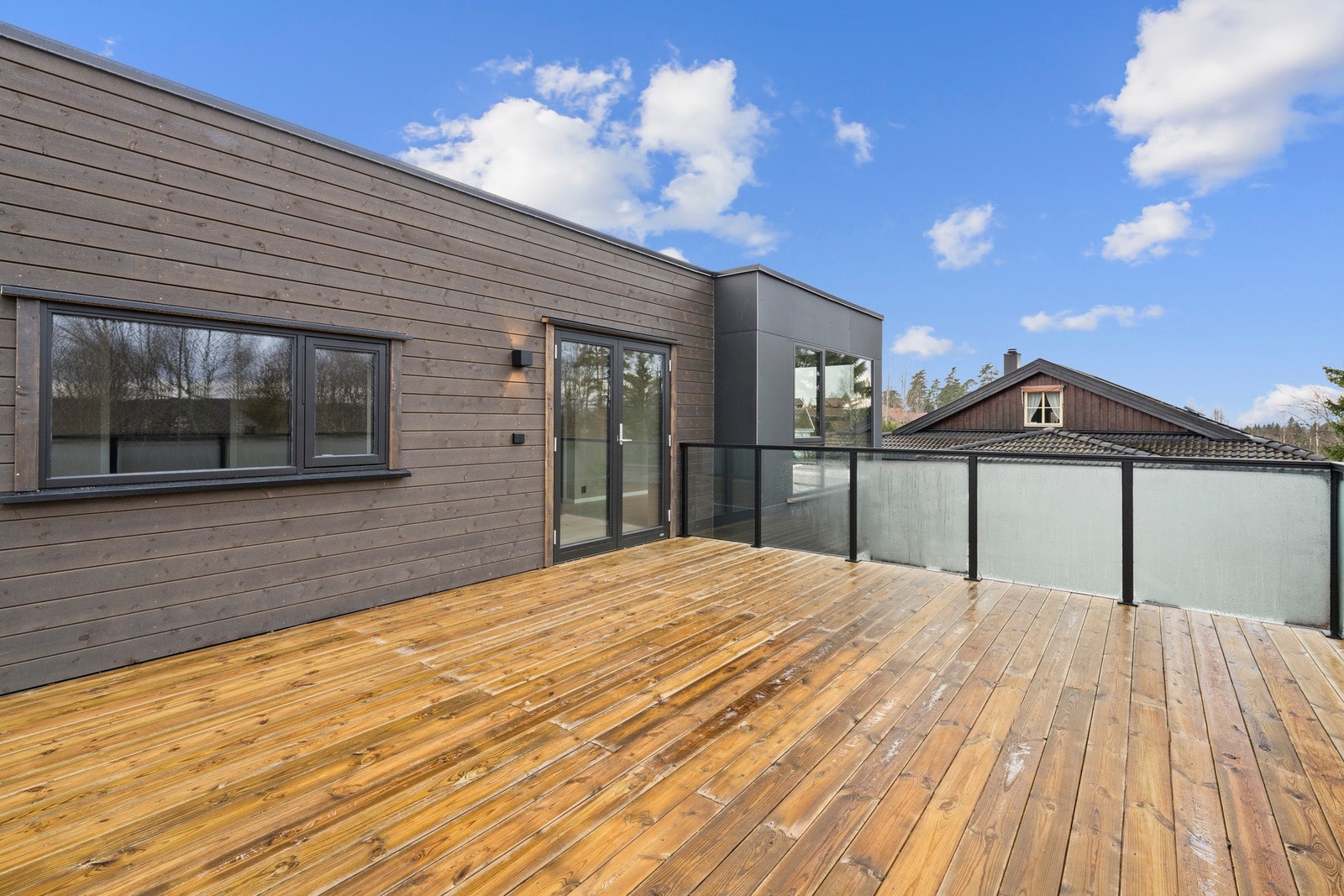 Meget romslig takterrasse med god plass til flere soner. Galleribilde