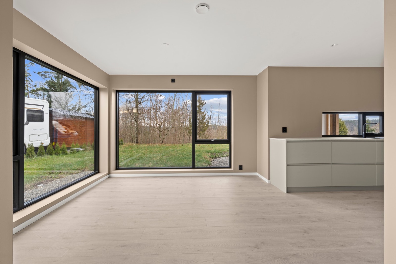 Store vindusflater gir rikelig med naturlig lysinnslipp. Galleribilde