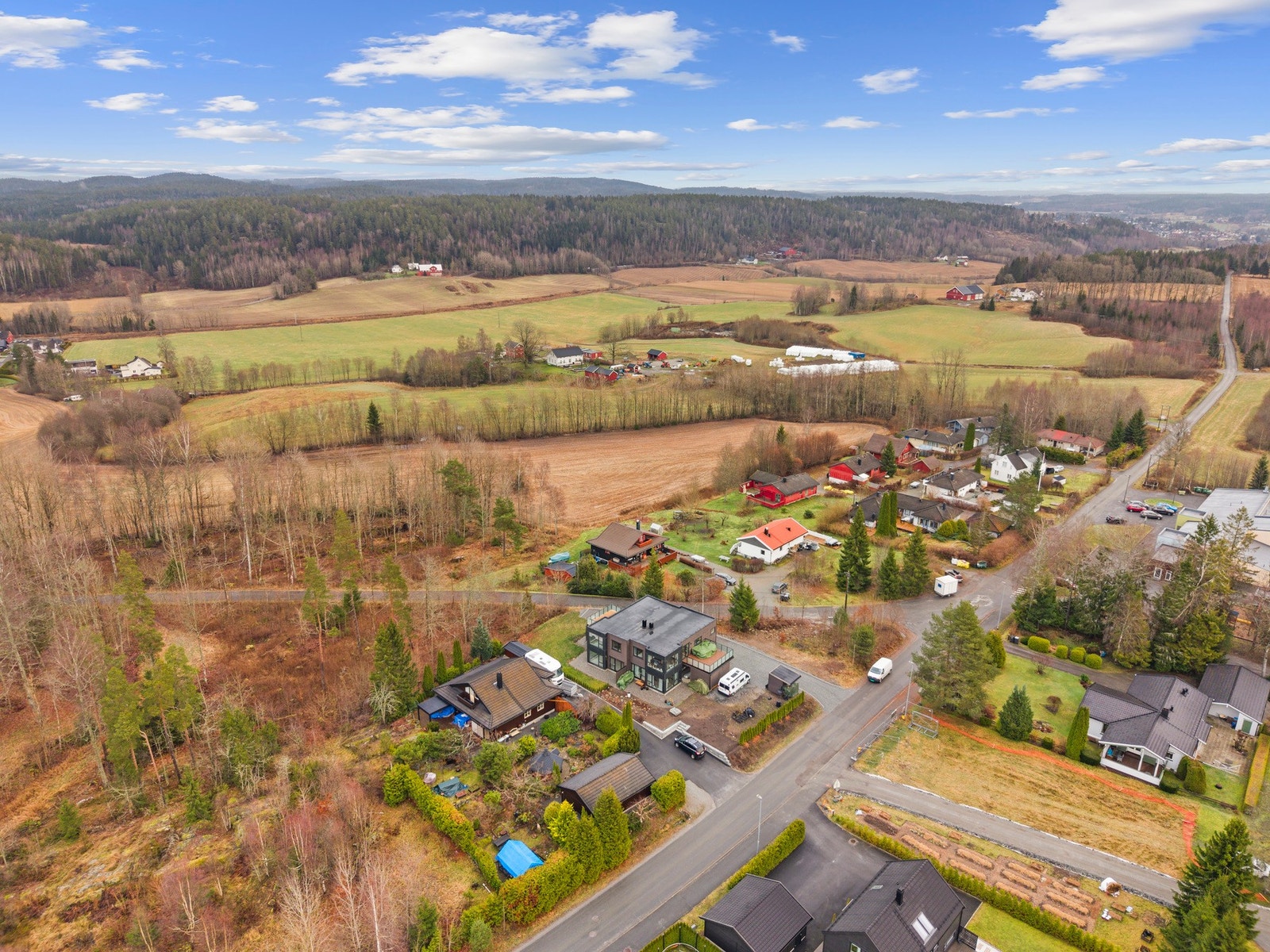Umiddelbar nærhet til Skotbu barnehage og skole. Kun 10min gange til Skotbu stasjon. Galleribilde