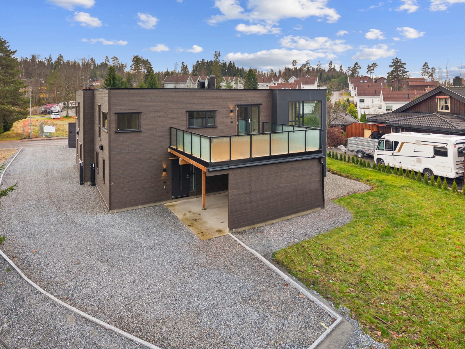 En nyoppført halvpart tomannsbolig med stor takterrasse, carport, hage og mye! Galleribilde