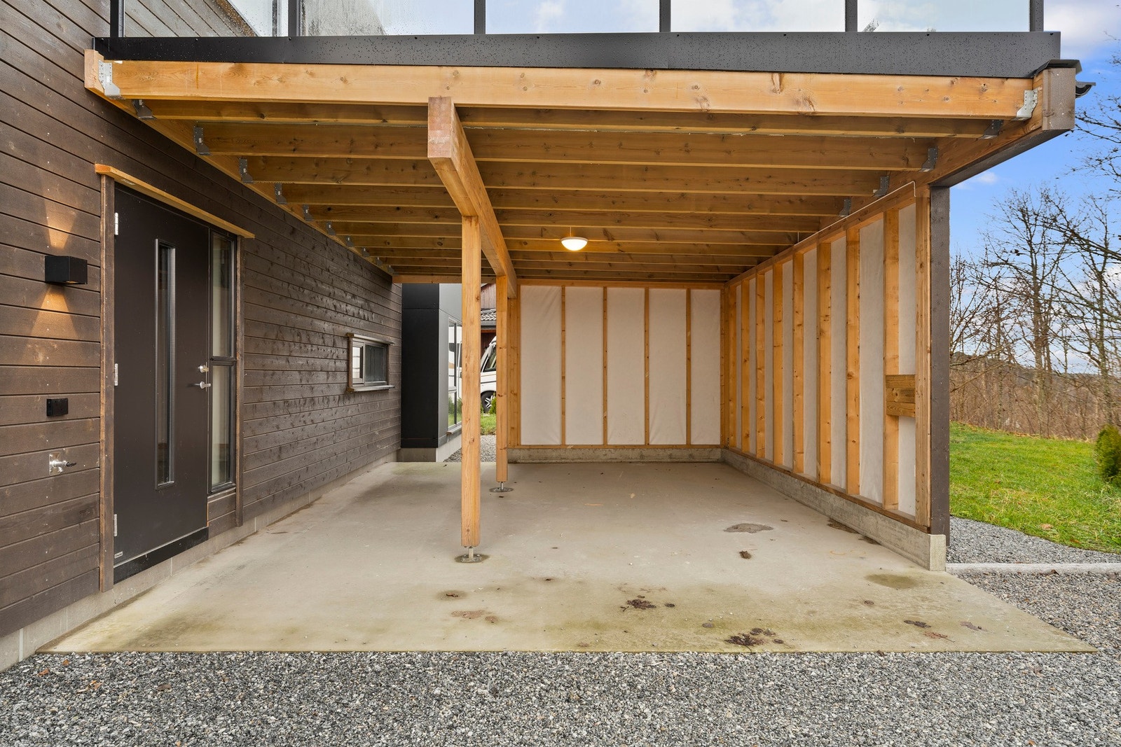 Carport med mulighet for elbil lader. Flere biloppstillingsplasser på egen gårdsplass. Galleribilde