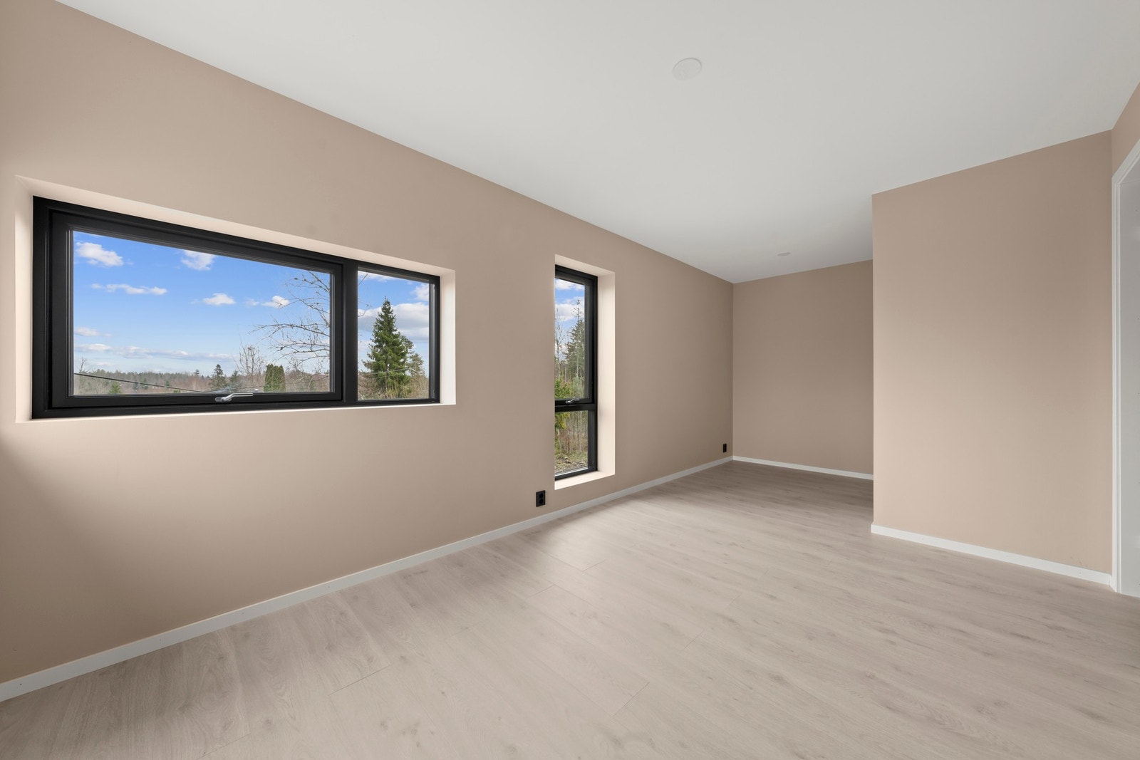 Hovedsoverom med avsatt plass til stor skyvedørsgarderobe. Galleribilde