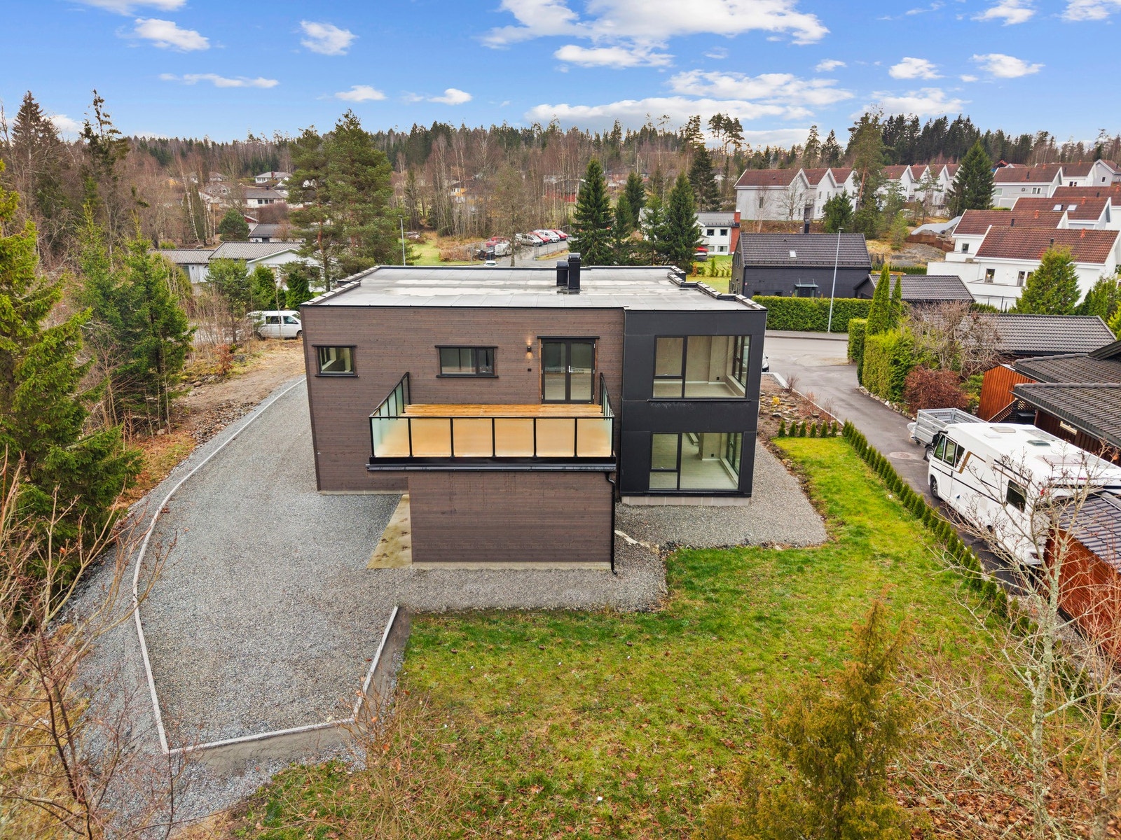 Tomten grenser mot friareal i nord og oppleves veldig luftig. Galleribilde