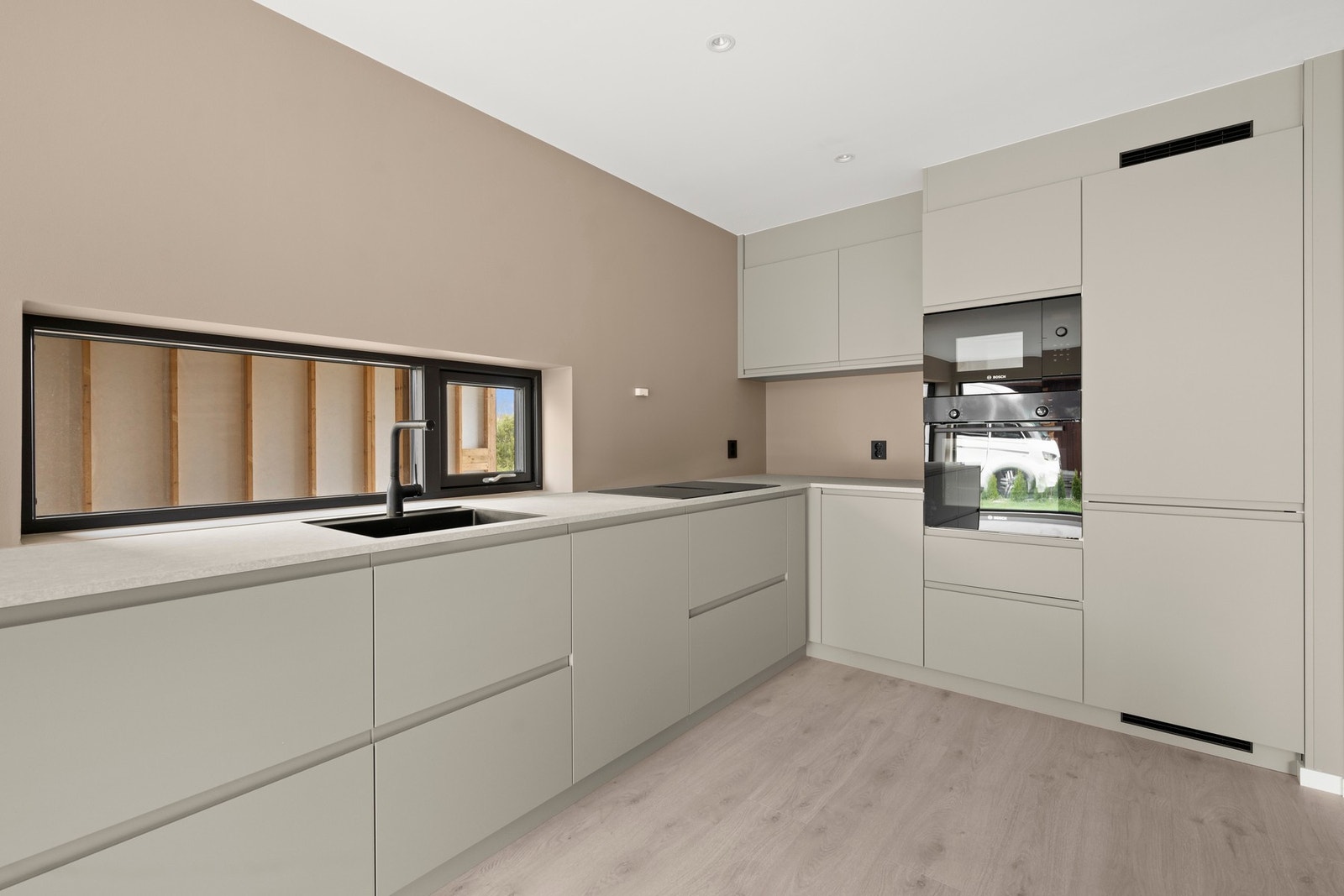 Meget god skap- og benkeplass. Galleribilde