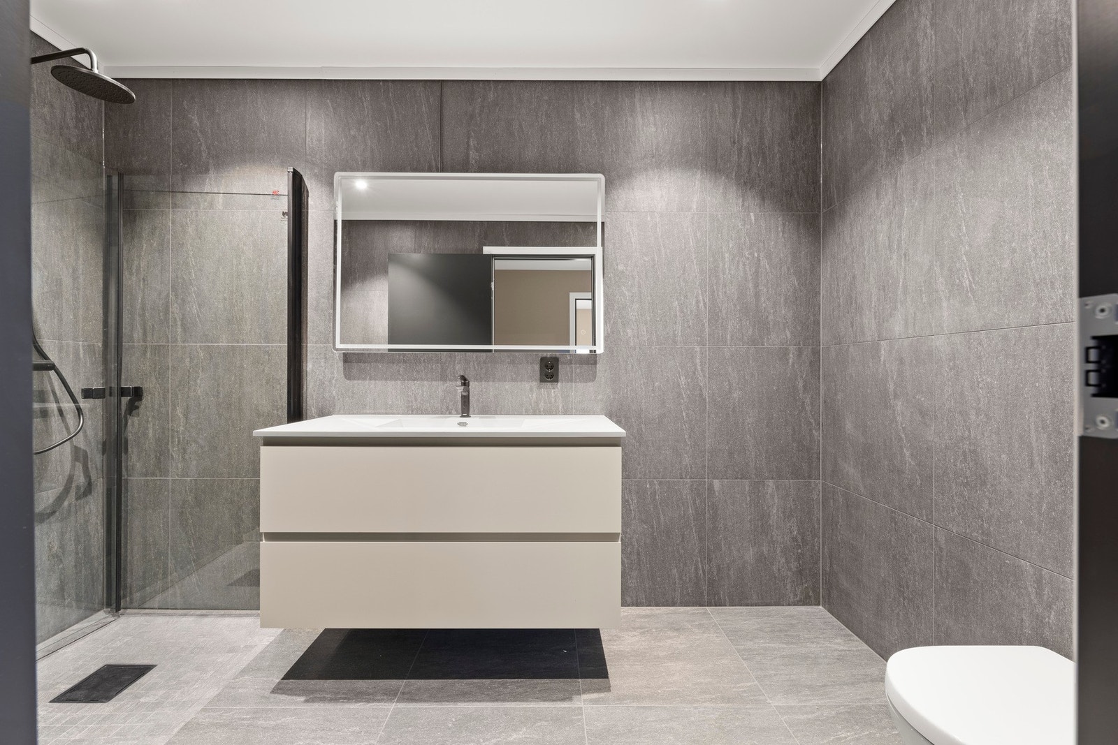 Lekkert flislagt bad med gulvvarme i 2.etg. Galleribilde