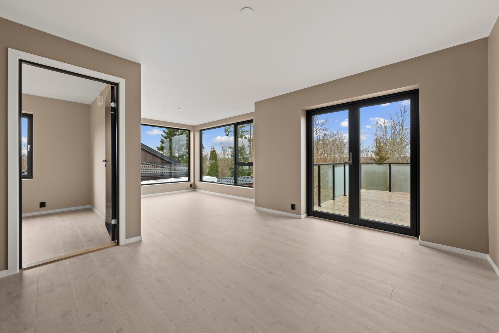 Romslig stue i 2.etg med store vindusflater og adkomst til takterrassen. Galleribilde