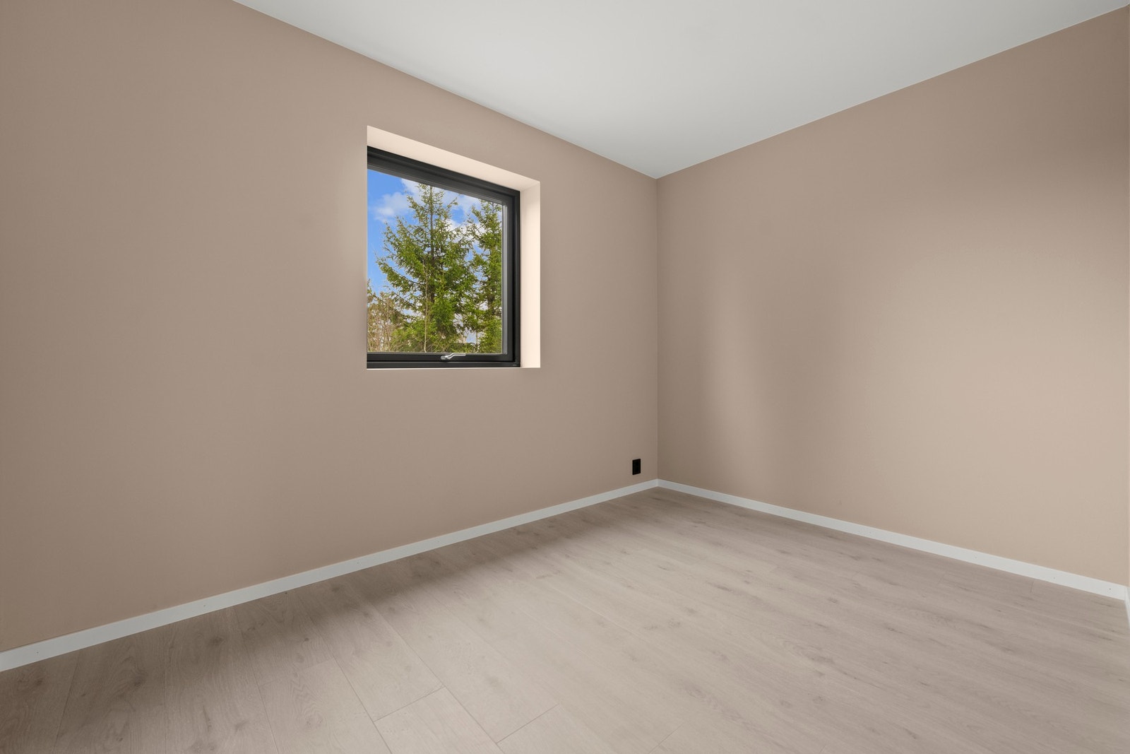 Soverom 4 med god plass til seng, garderobe og tilhørende møblement. Galleribilde