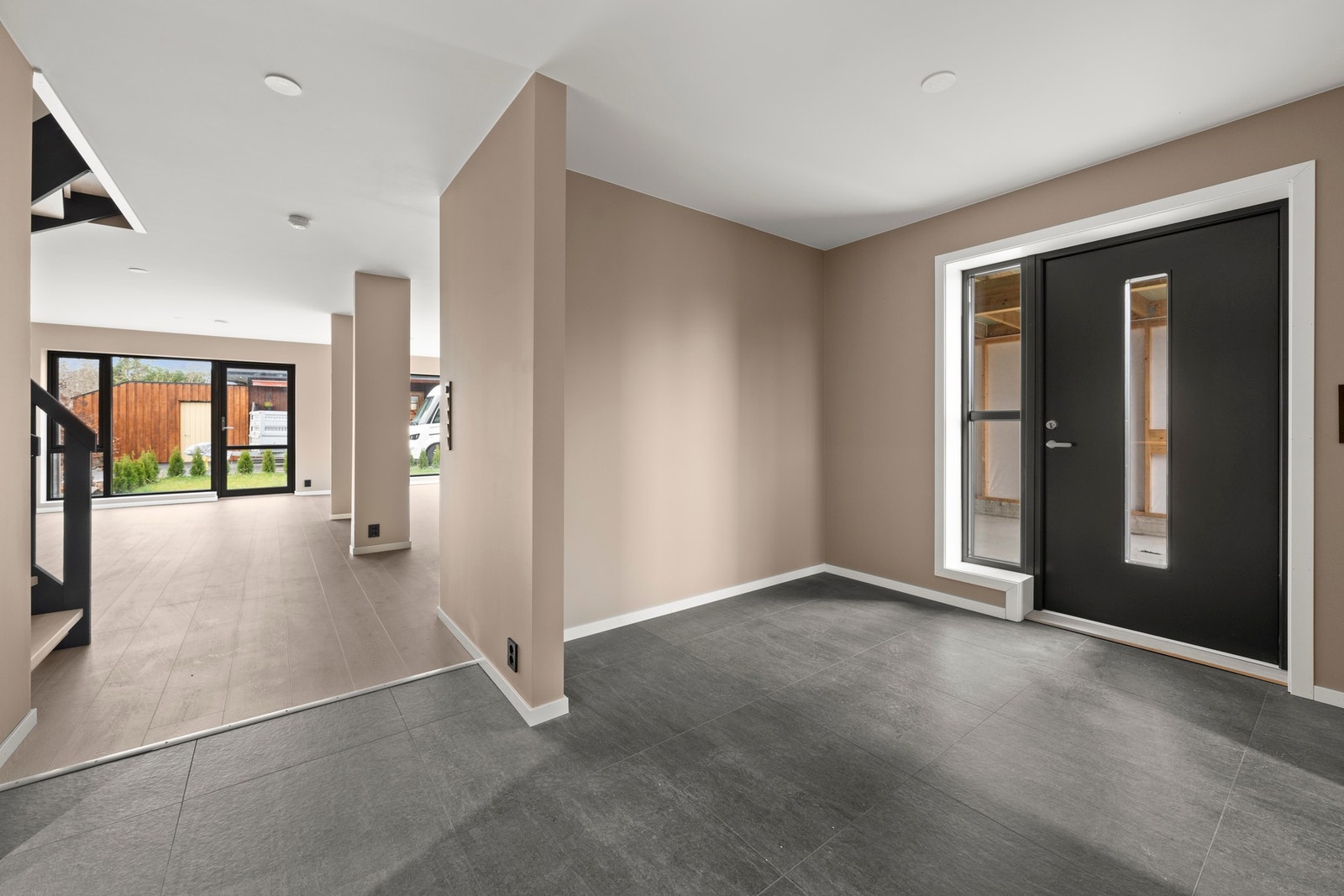 Romslig entre med gulvvarme og rikelig med plass til fremtidig garderobe. Galleribilde