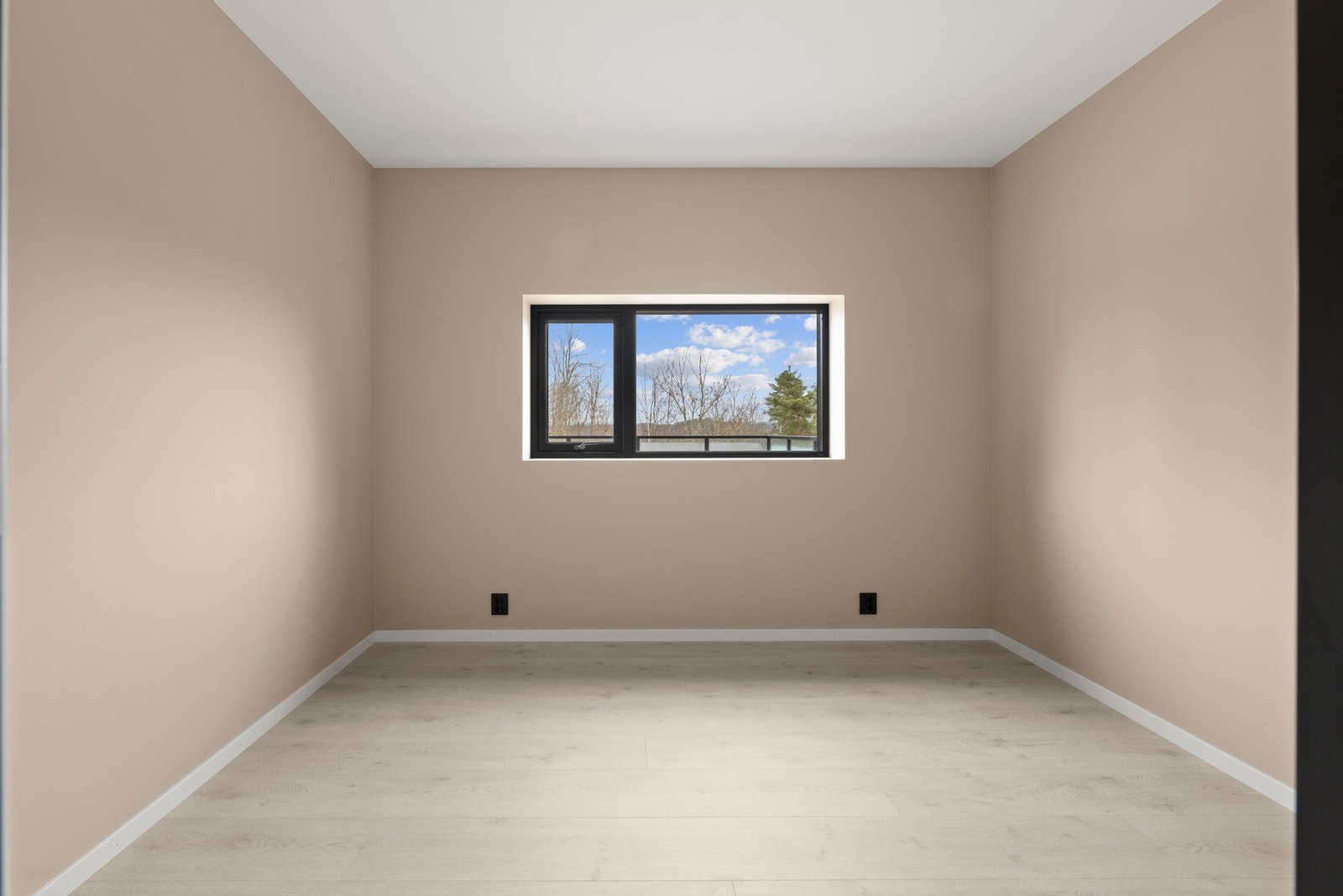 Soverom 2 med god plass til seng, garderobe og tilhørende møblement. Galleribilde