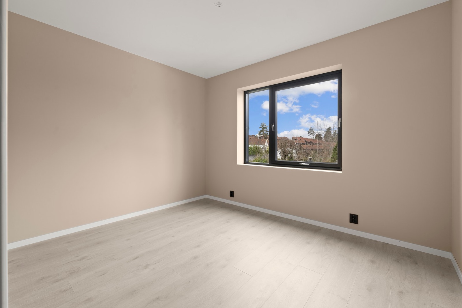 Soverom 3 med god plass til seng, garderobe og tilhørende møblement. Galleribilde