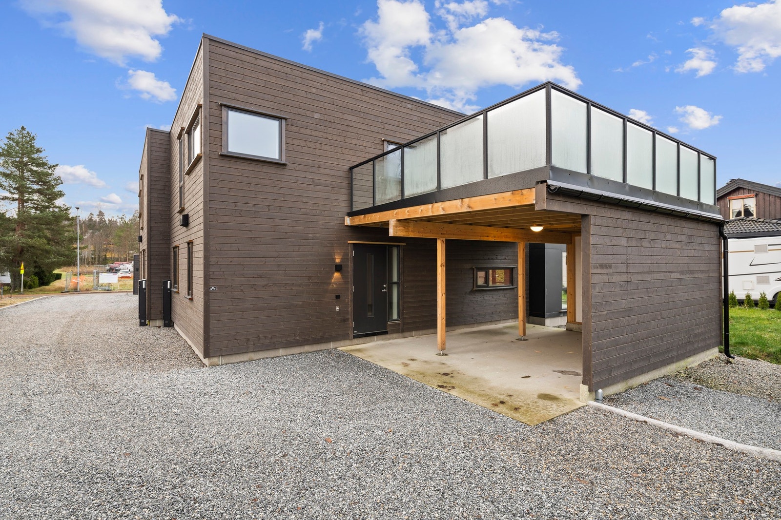 God plass til parkering i carport med mulighet for elbil lader. Galleribilde