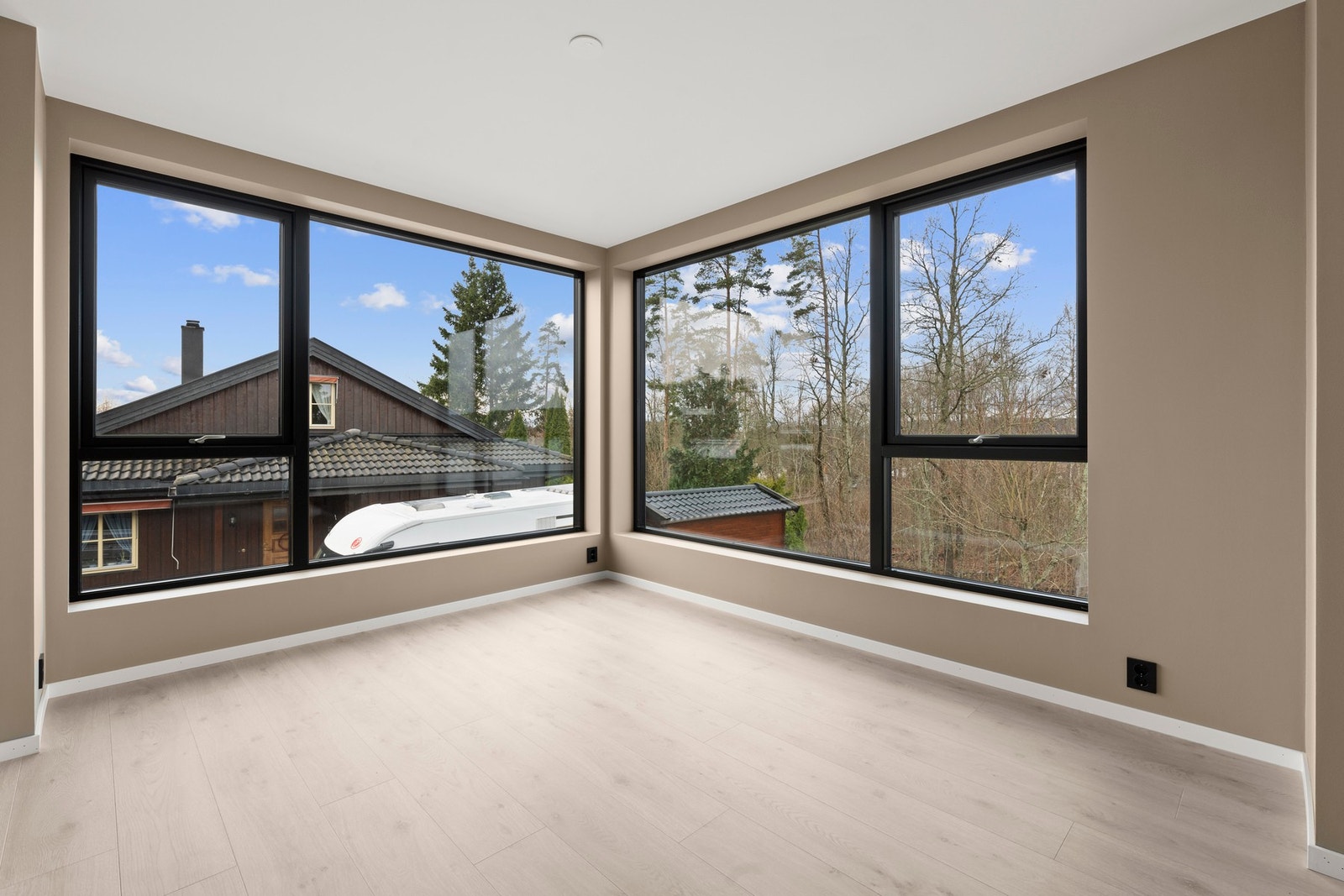 Store vindusflater i stue i 2.etg. Perfekt for barna, fotball med gutta etc. Galleribilde