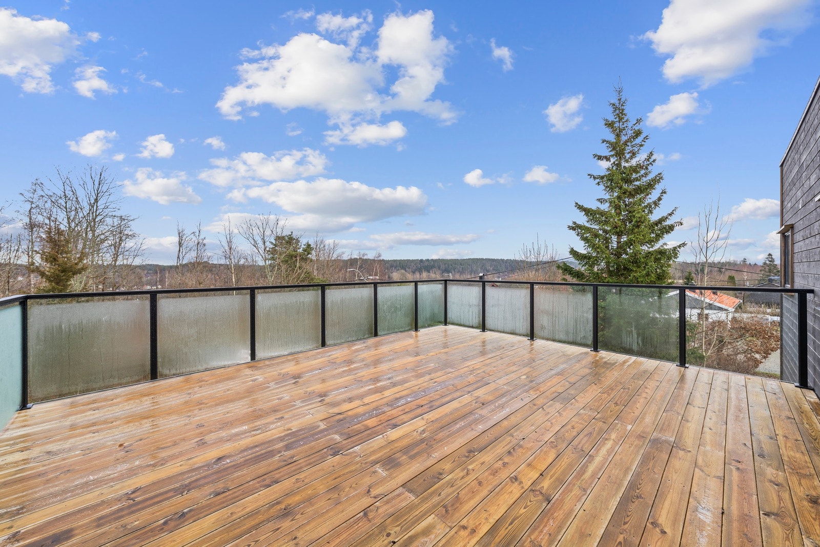 Flott utsyn mot skog og natur. Solrikt og usjenert. Galleribilde