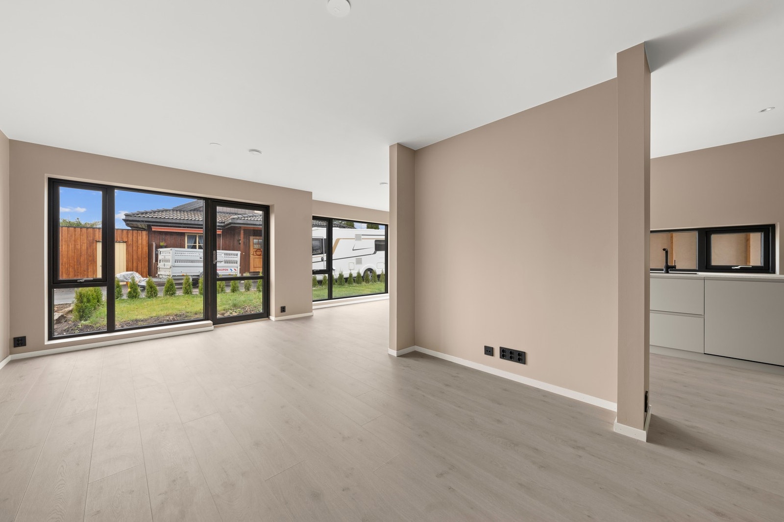 Delvis åpen stue, spisestue og kjøkkenløsning. Galleribilde