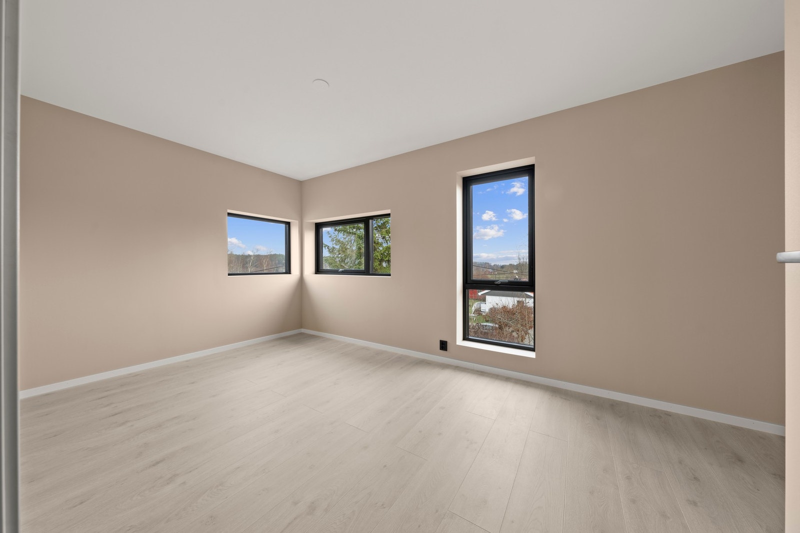 Flere vinduer og gode luftemuligheter på hovedsoverom. Galleribilde