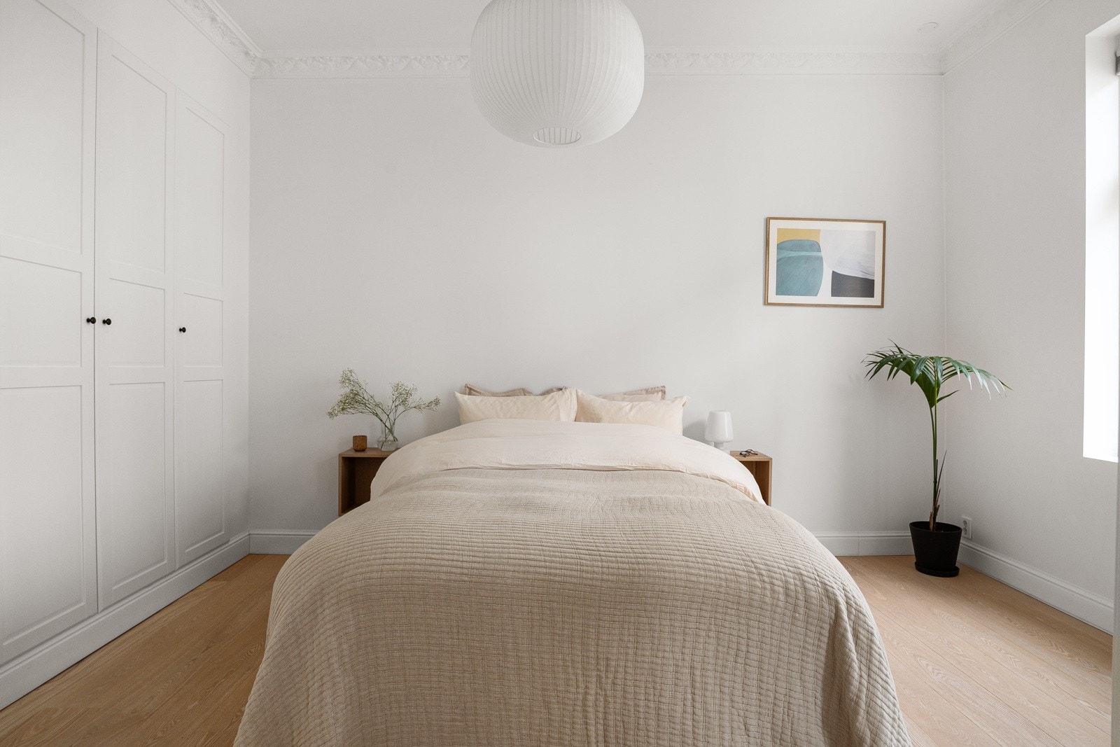 Soverommet er stort, med god plass til dobbeltseng og tilhørende møblement. Galleribilde