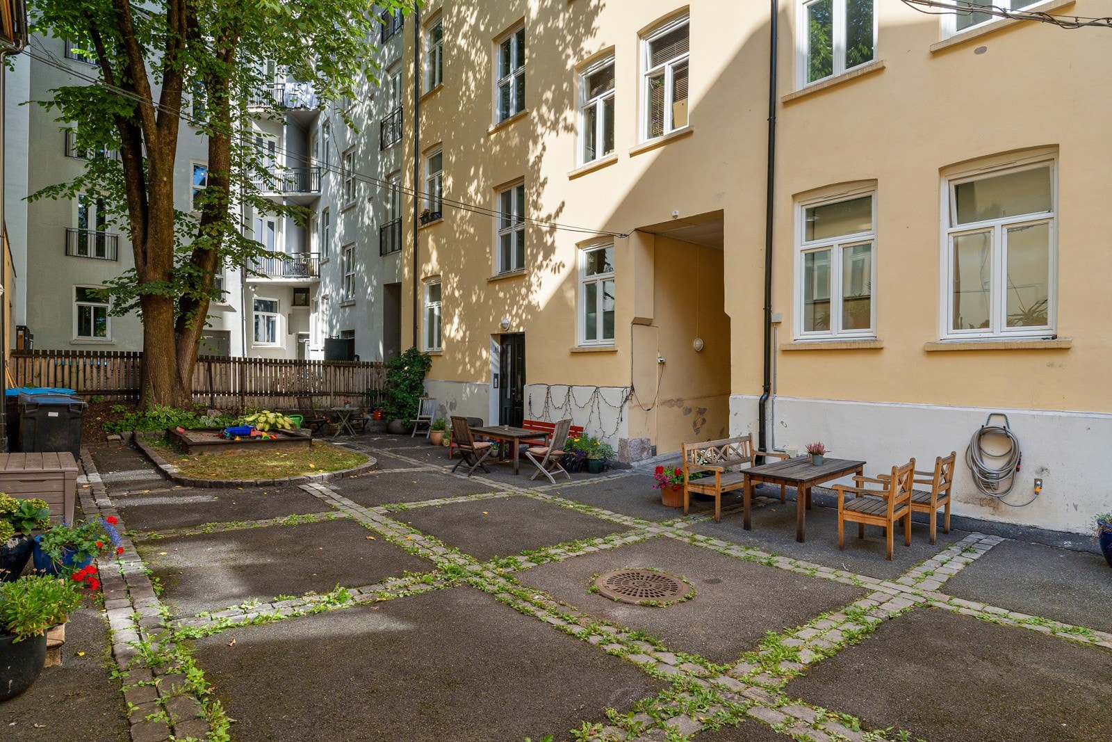 Leiligheten disponerer to boder, en kjellerbod på ca. 5,1 m² og en loftsbod med et gulvareal på ca. 2,4 m². Galleribilde