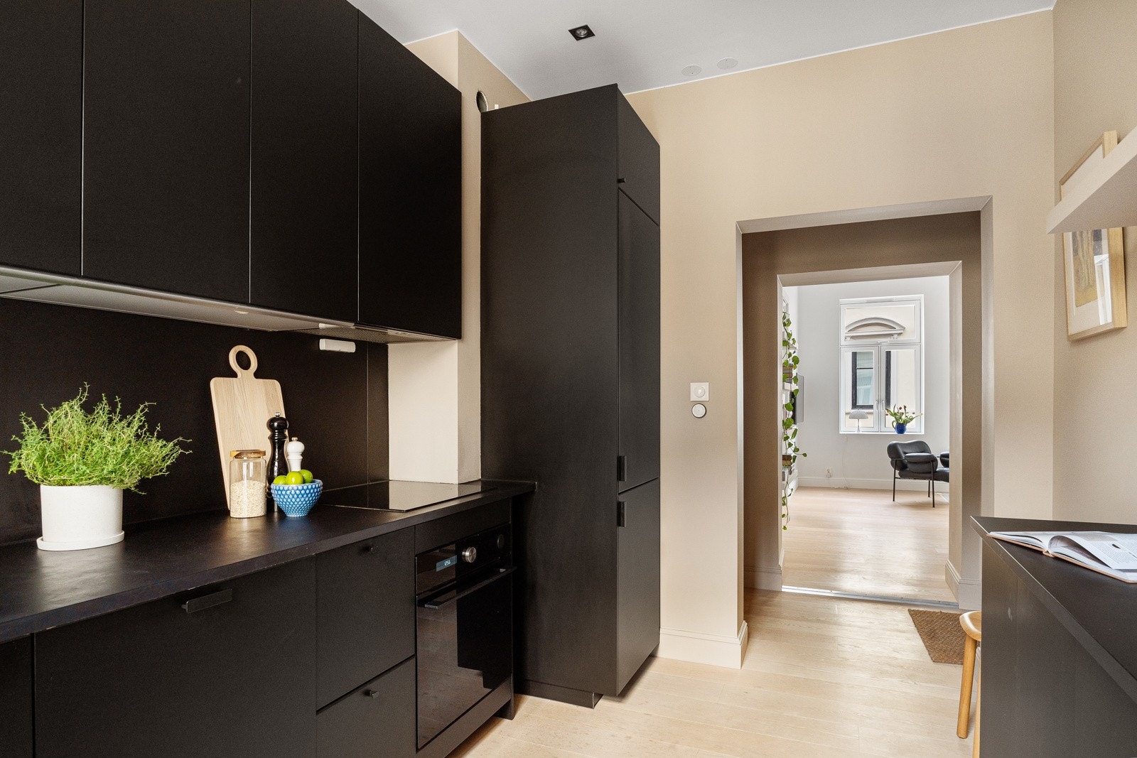 God benke- og skapplass, samt store vinduer som gir godt lysinnslipp. Galleribilde