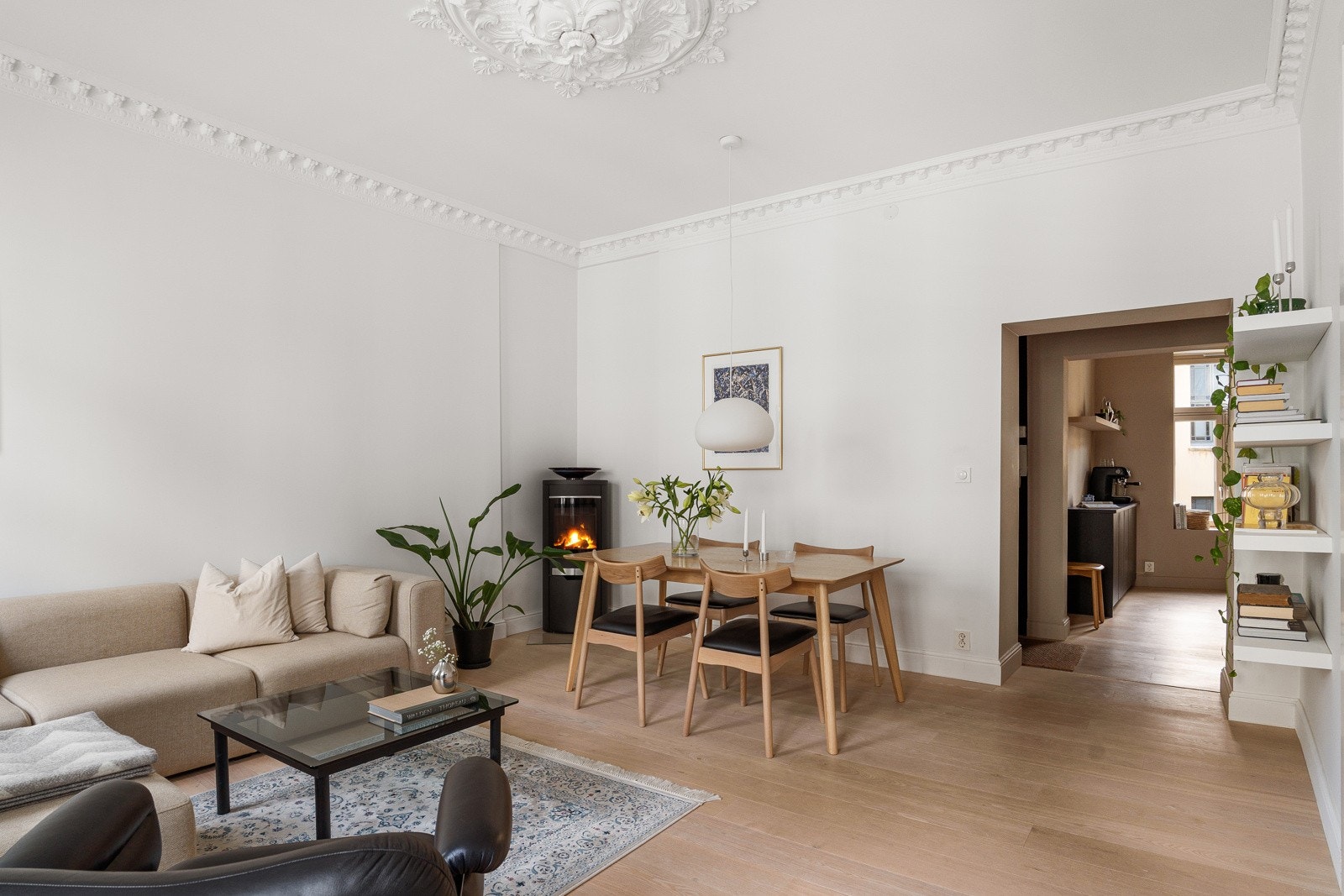 Her får du klassiske kvaliteter som generøs himlingshøyde (ca. tre meter), stukkatur, rosett og doble fløydører. Galleribilde