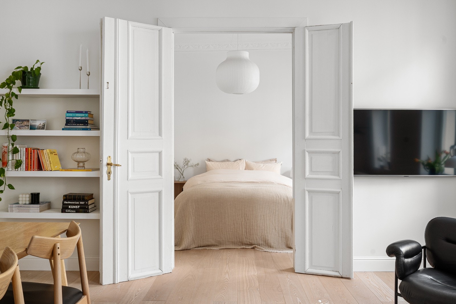 Klassiske fløydører som skaper en elegant forbindelse mellom rommene. Galleribilde